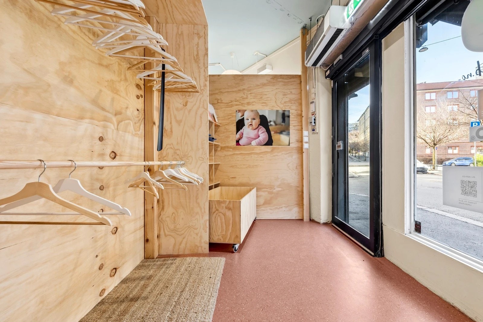 Lokalet har felles inngang med en automatisk skyvedør i aluminium for enkel adkomst. Galleribilde