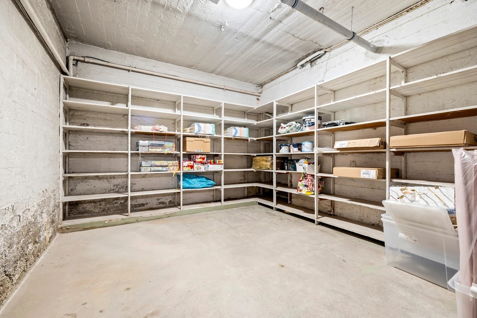 Et romslig lagerlokale på 40 m² medfølger, med god plass til varer og utstyr. Galleribilde