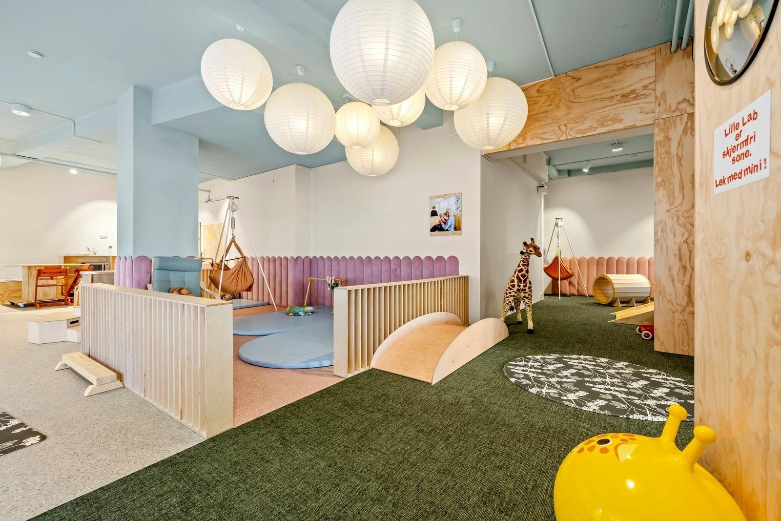 En solid bygningsstruktur med etasjeskillere av betong. Galleribilde