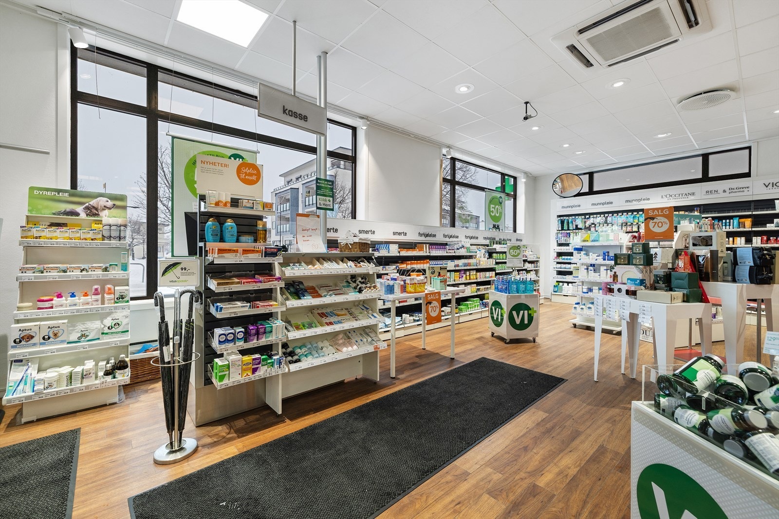 Store vindusflater gir godt med naturlig lys og profileringsmuligheter ut mot gaten. Galleribilde