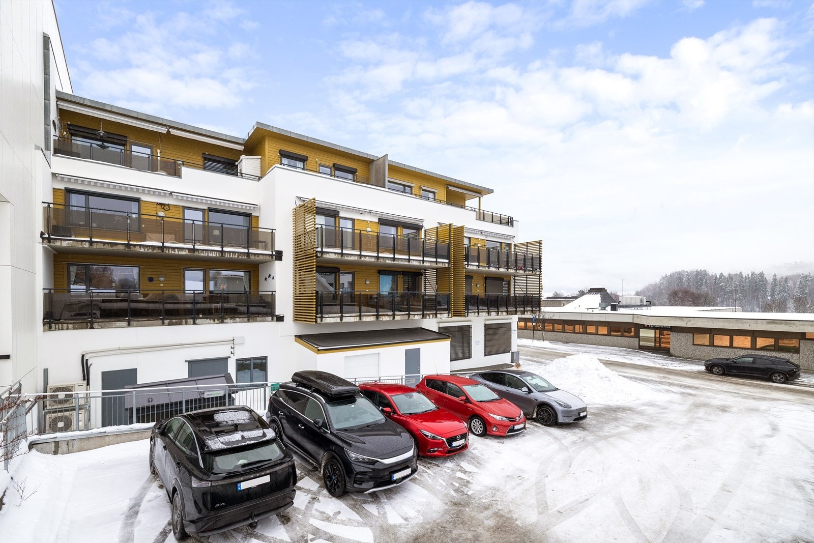 Området har gode parkeringsmuligheter for både ansatte og kunder. Seksjonen disponerer 7 biloppstillingsplasser. Galleribilde