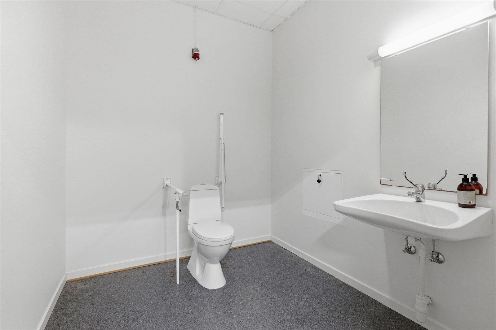 Toalettfasiliteter for personalet. Ledig del Galleribilde