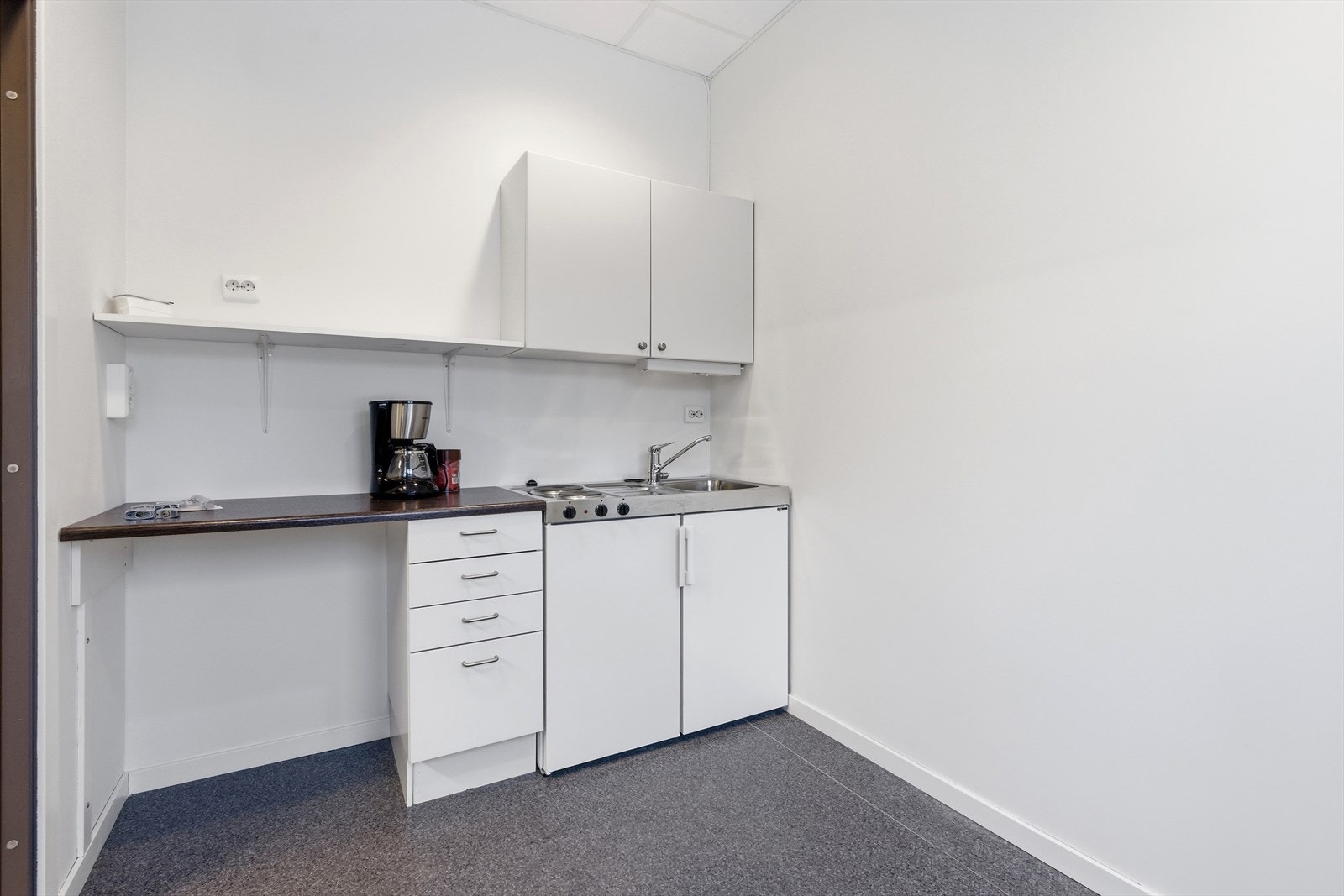 Personalrom med et funksjonelt minikjøkken for de ansatte. Ledig del. Galleribilde