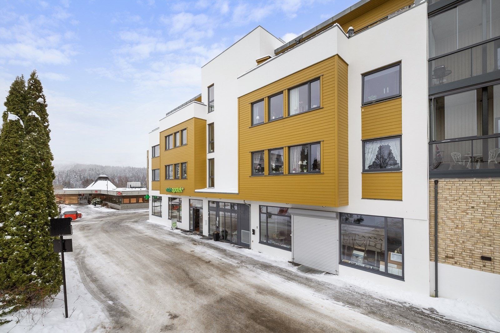 Bygget har en moderne fasade og er en del av et sameie med 10 boligseksjoner. Galleribilde