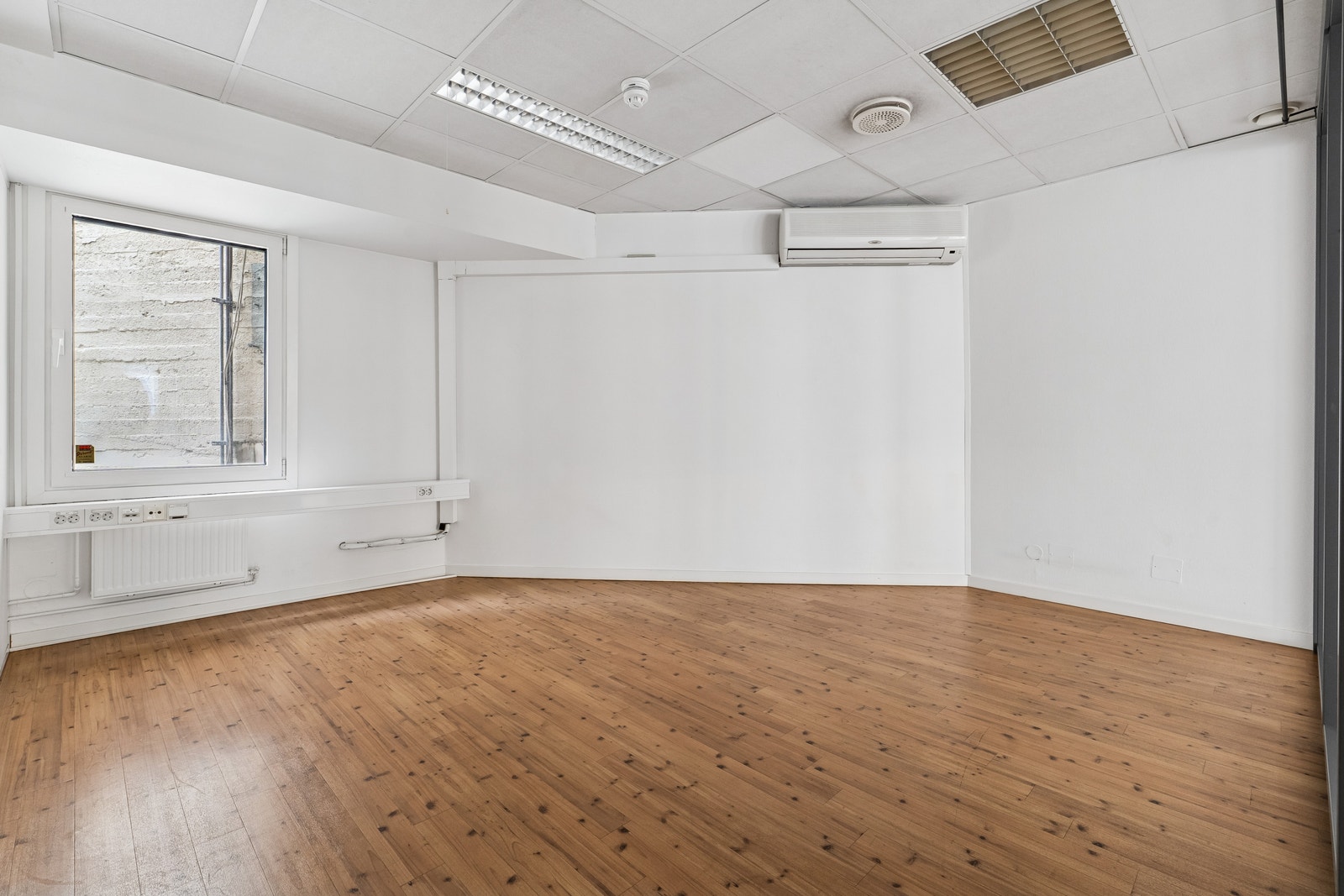Romslig og lyst areal med gode muligheter for fleksibel innredning Galleribilde