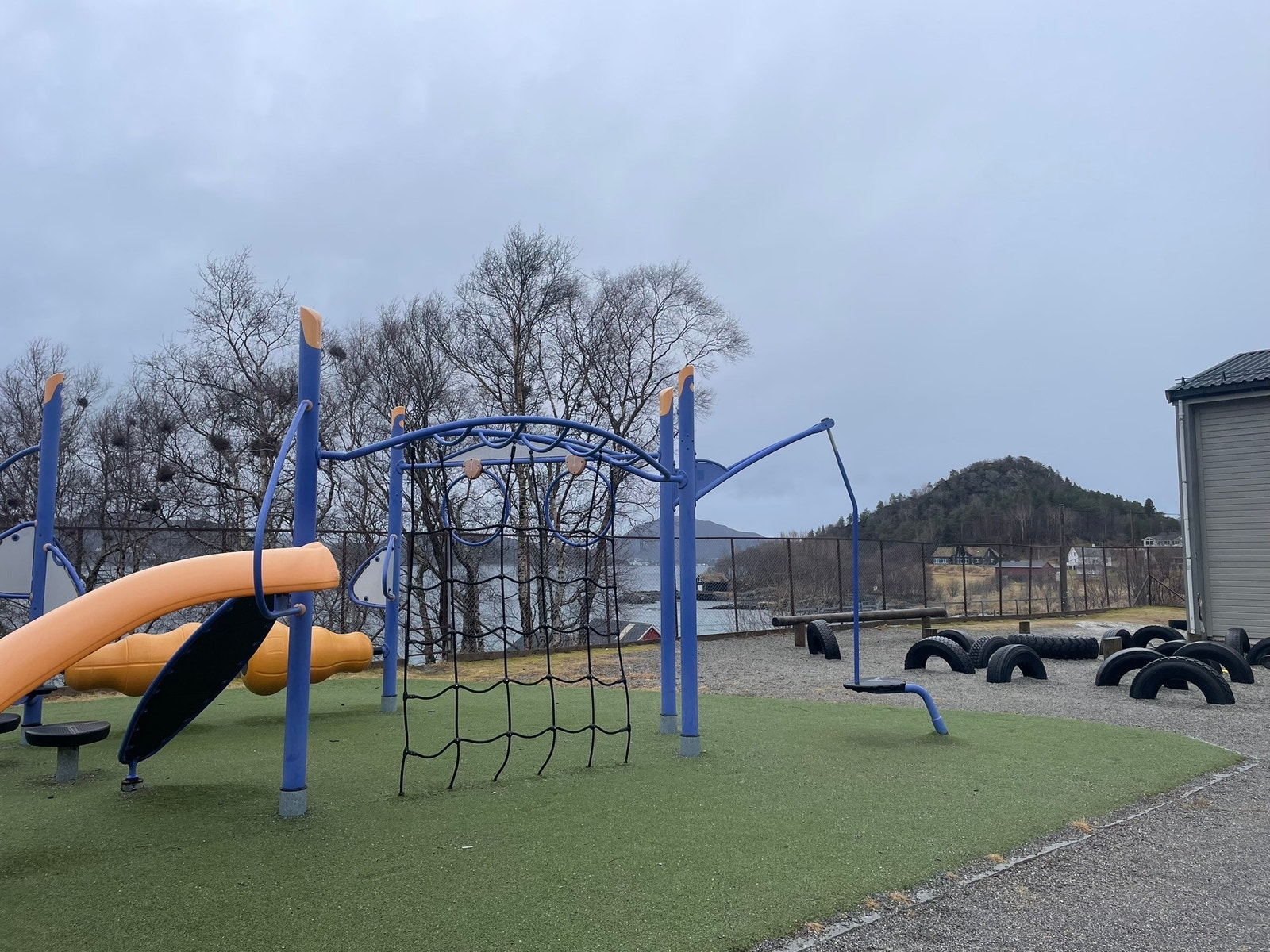 Uteområde med sjøutsikt. Galleribilde