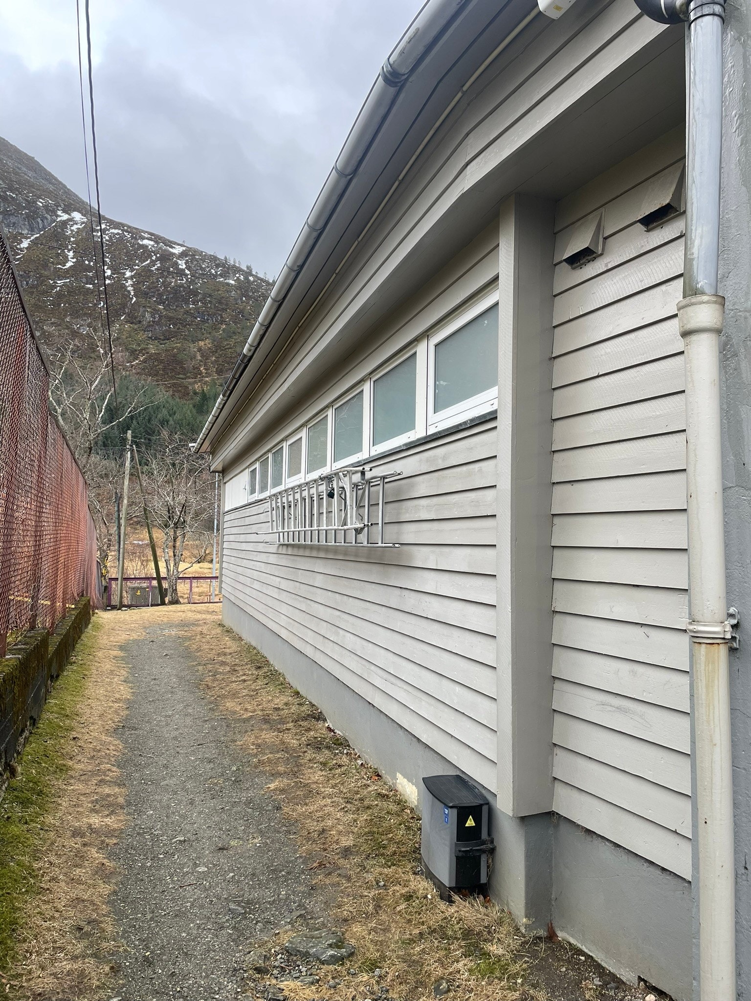 Gangbart heile vegen rundt bygget. Galleribilde