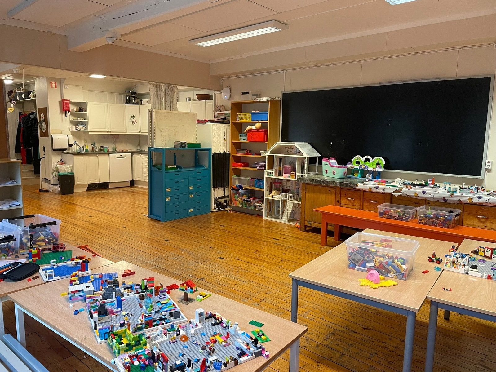 Kjøkken og opphaldsrom på dagen SFO, dette er i bygget si første etasje. Galleribilde