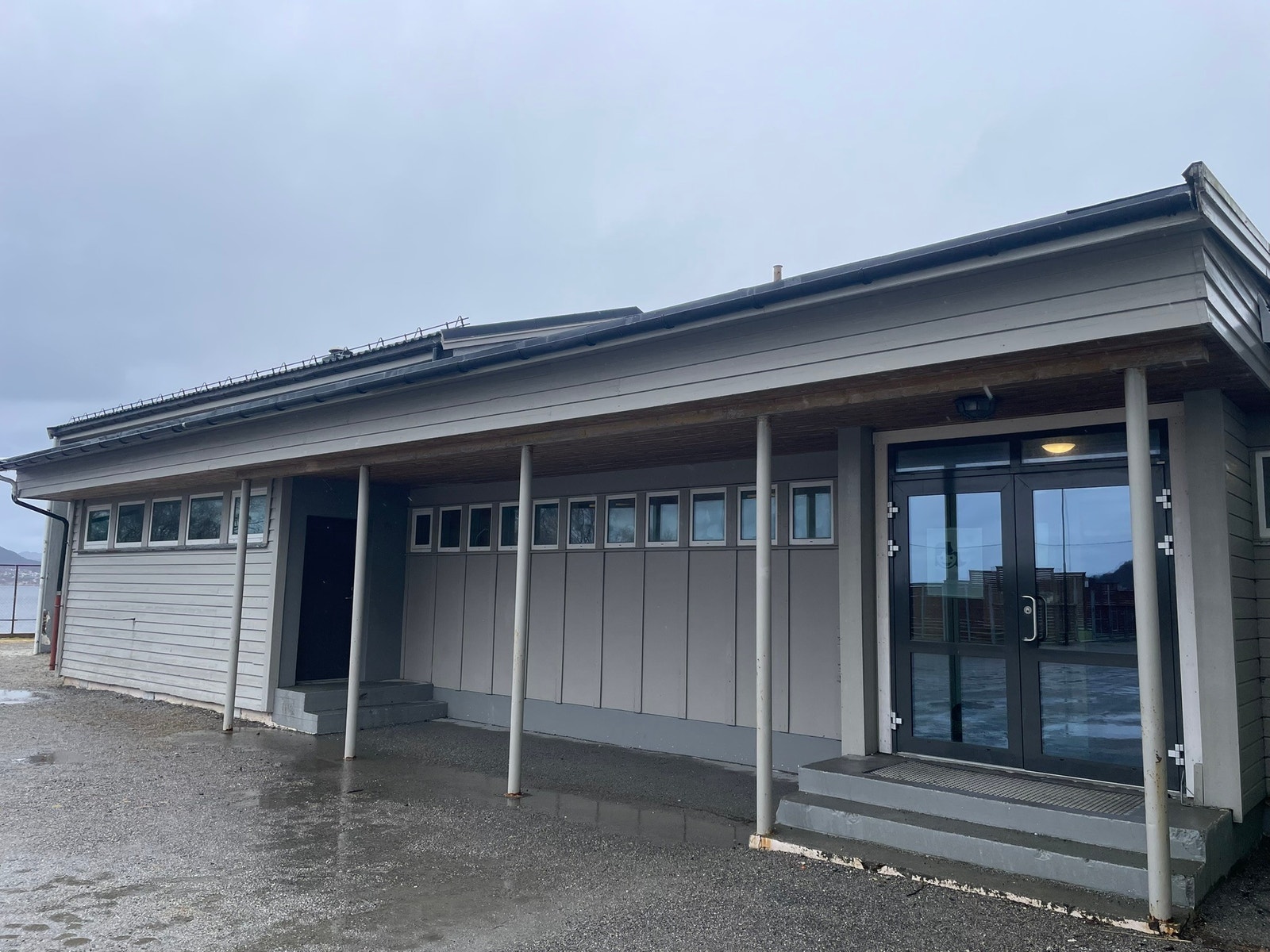 Inngang ved gymsal. Galleribilde