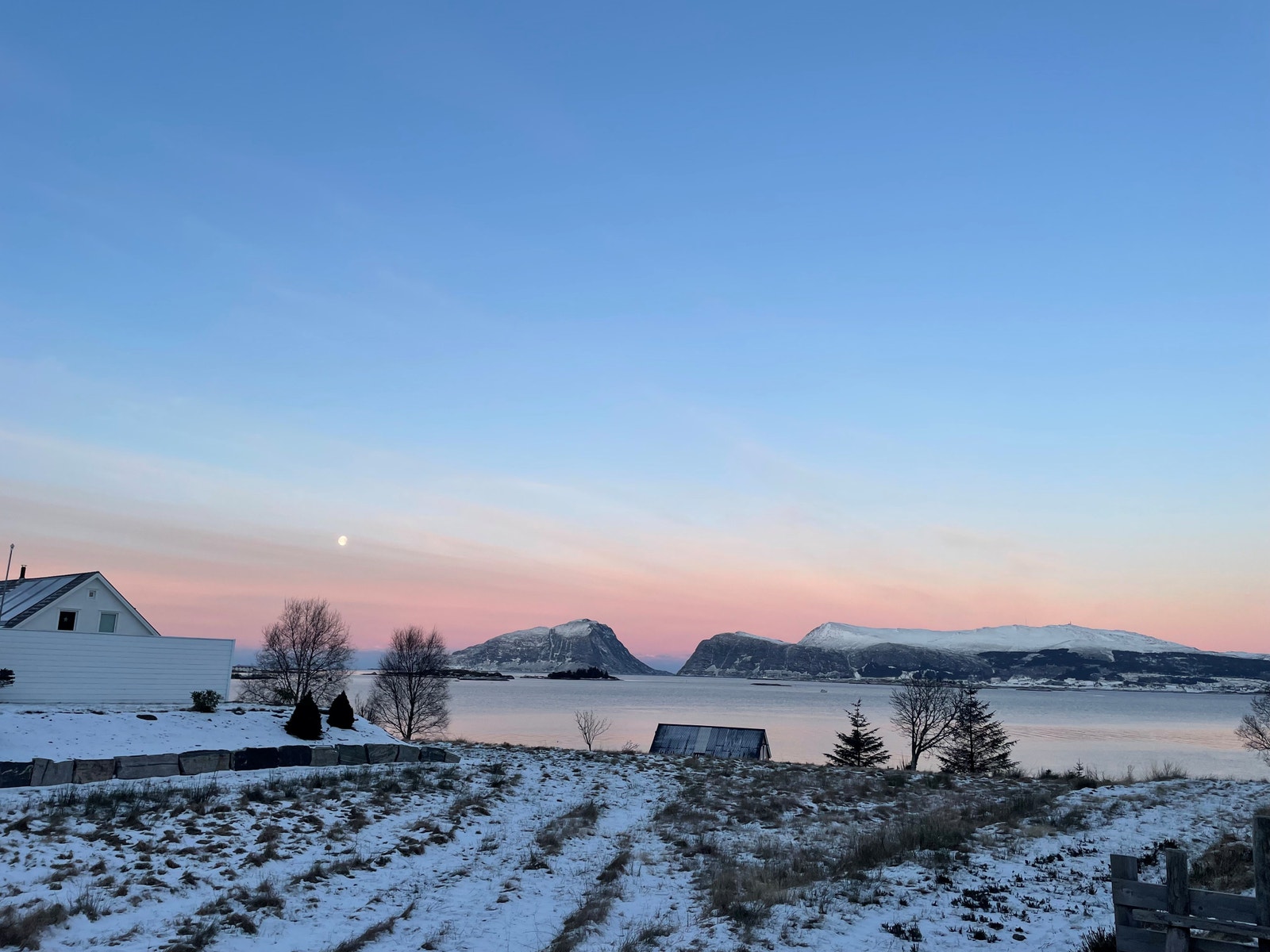 Fin utsikt frå eigedomen, her er også kveldssola om sommaren. Galleribilde