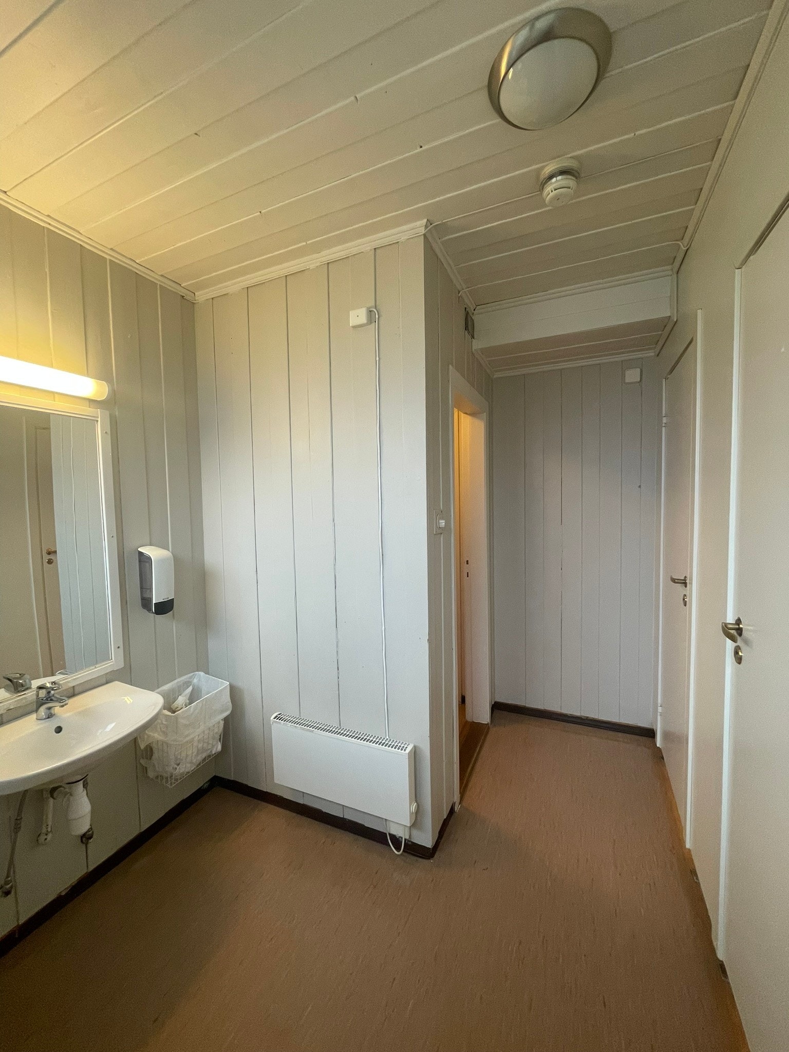 Eit av to toalettrom med toalettbåsar. Galleribilde