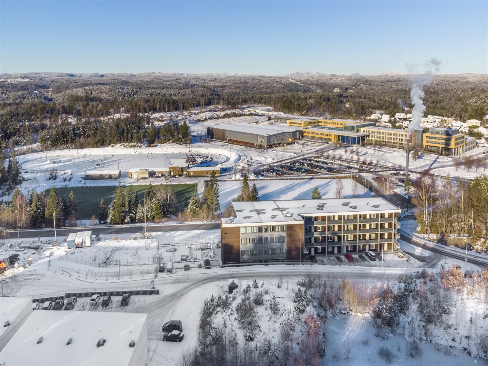 Lokalene ligger rett ved Sam Eyde Skole ut mot Østensbuveien. Ca. 10 min kjøring til E-18 og 15 min til Arendal sentrum Galleribilde