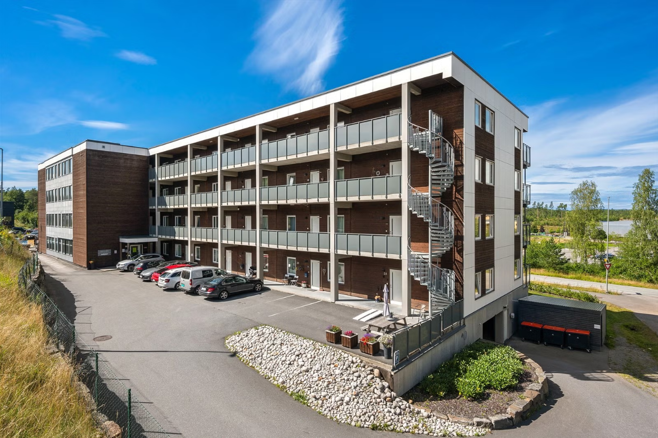 Fasadebilde bak med inngangsparti. Galleribilde