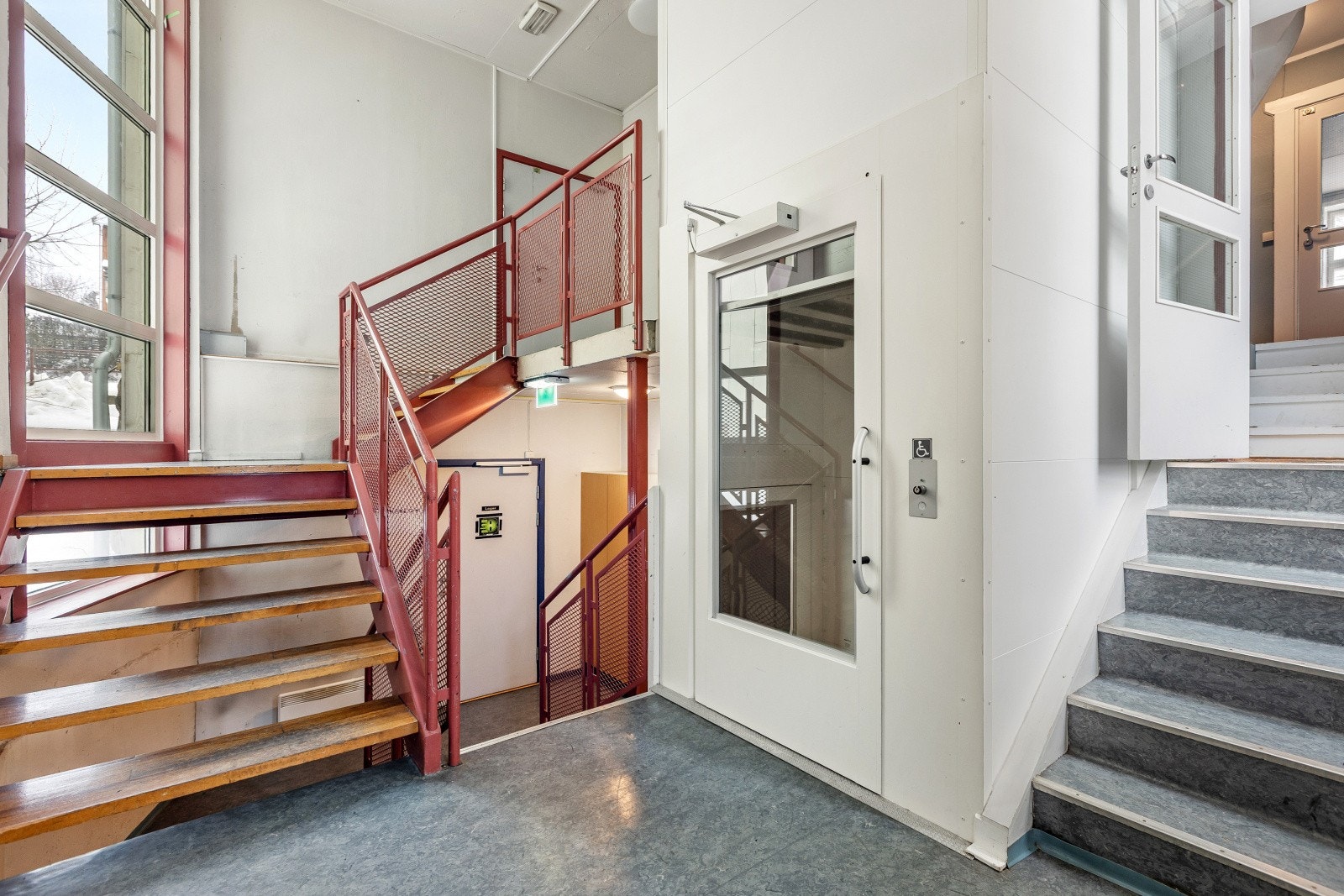 Trappegang med heis Galleribilde