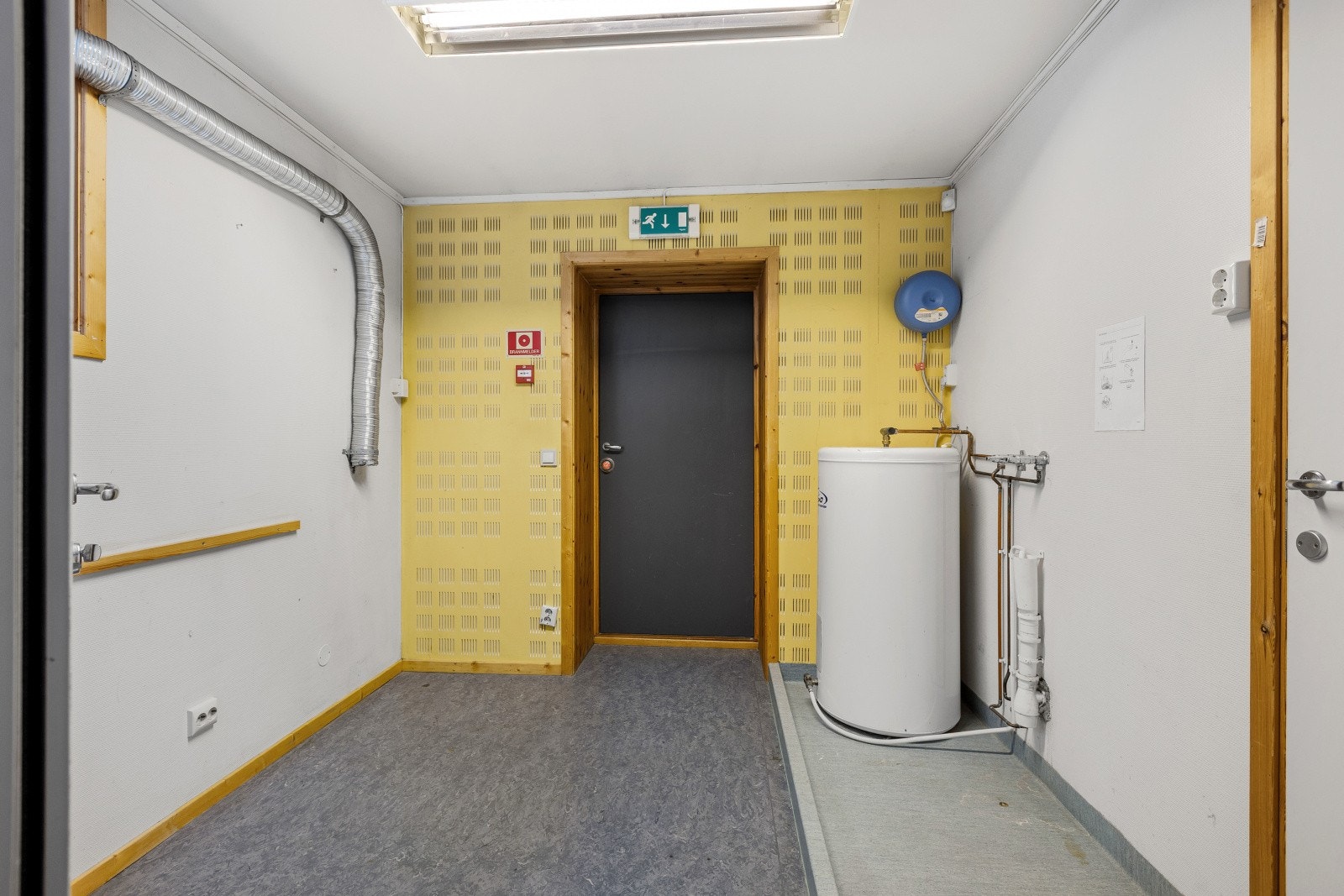 Kjellerrom med varmtvannsbereder Galleribilde