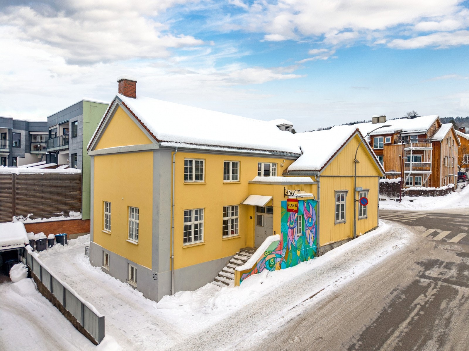 Næringseiendom i Lillehammer sentrum. Tidligere ungdomshuset "Plan B" med blant annet stor sal/forsamlingslokale med scene. Galleribilde