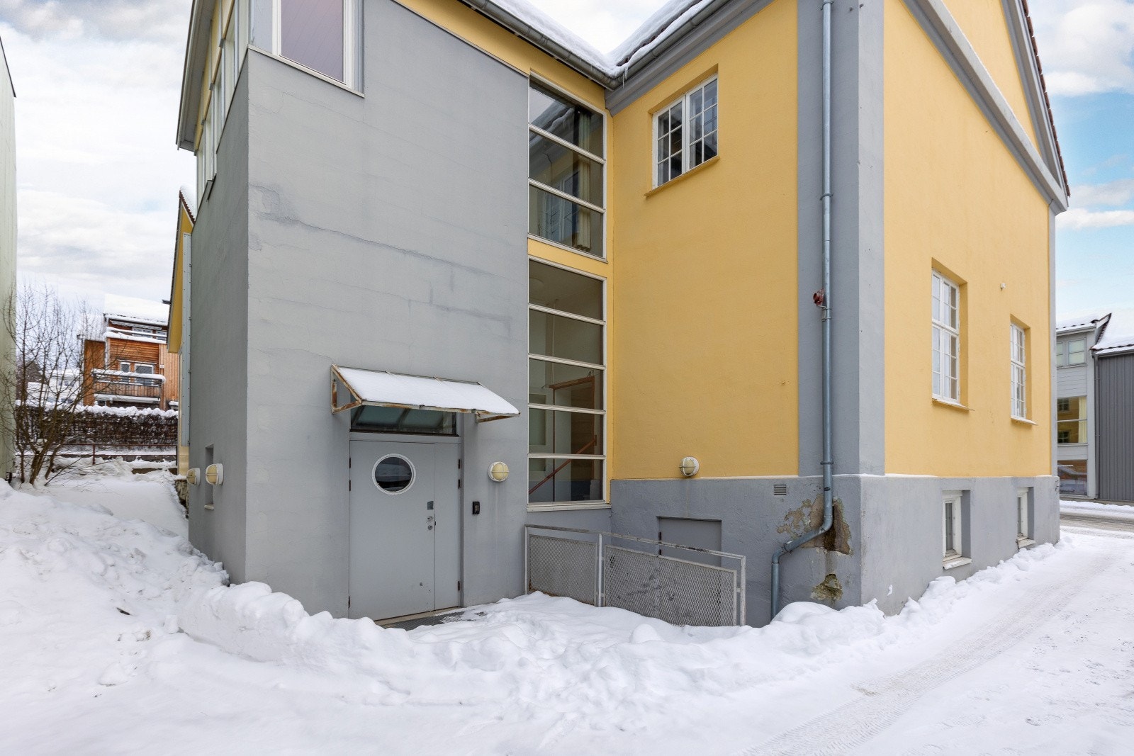 Bakgård med inngang til trappegang og kjeller Galleribilde