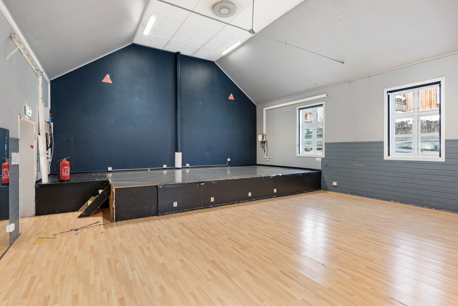 Sal med scene Galleribilde