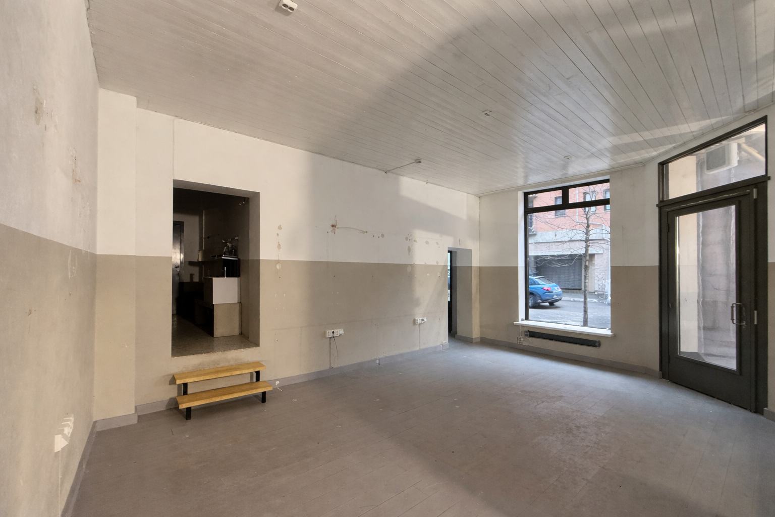 Inngang fra det første rommet til evt. kontor, kjøkken og toalett. Lokalet er nå under oppussing. Galleribilde