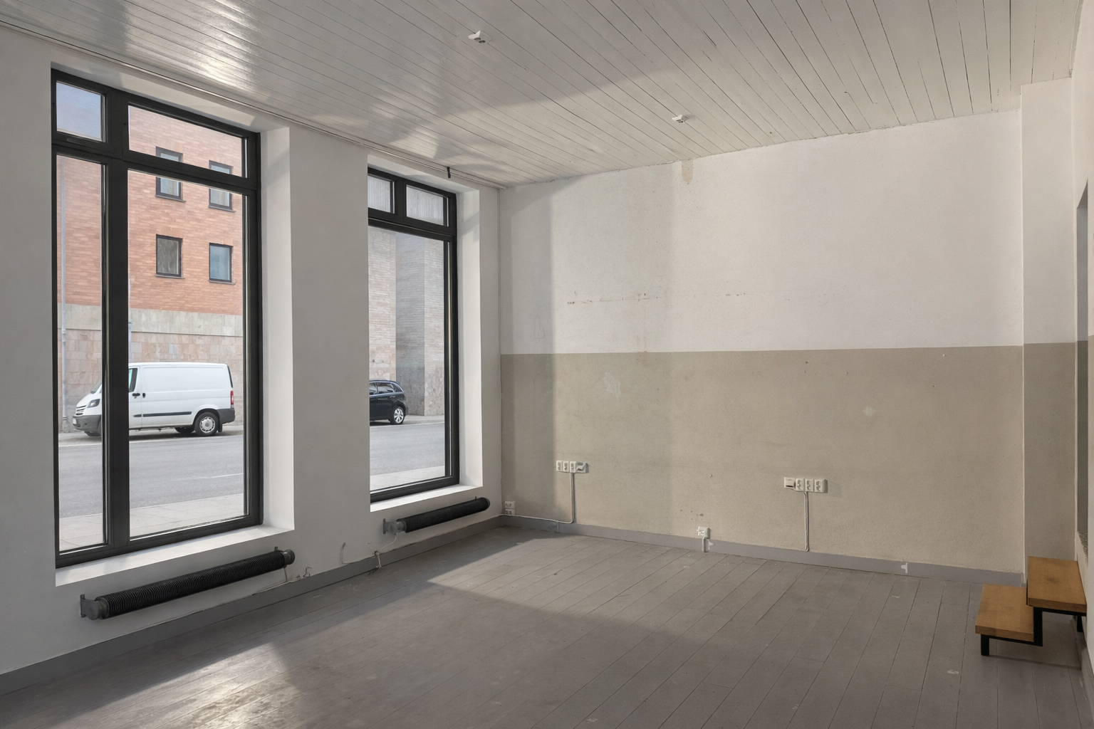 Tilbake i det første rommet i lokalet, med store vinduer mot Krafts gate. Lokalet er nå under oppussing. Galleribilde
