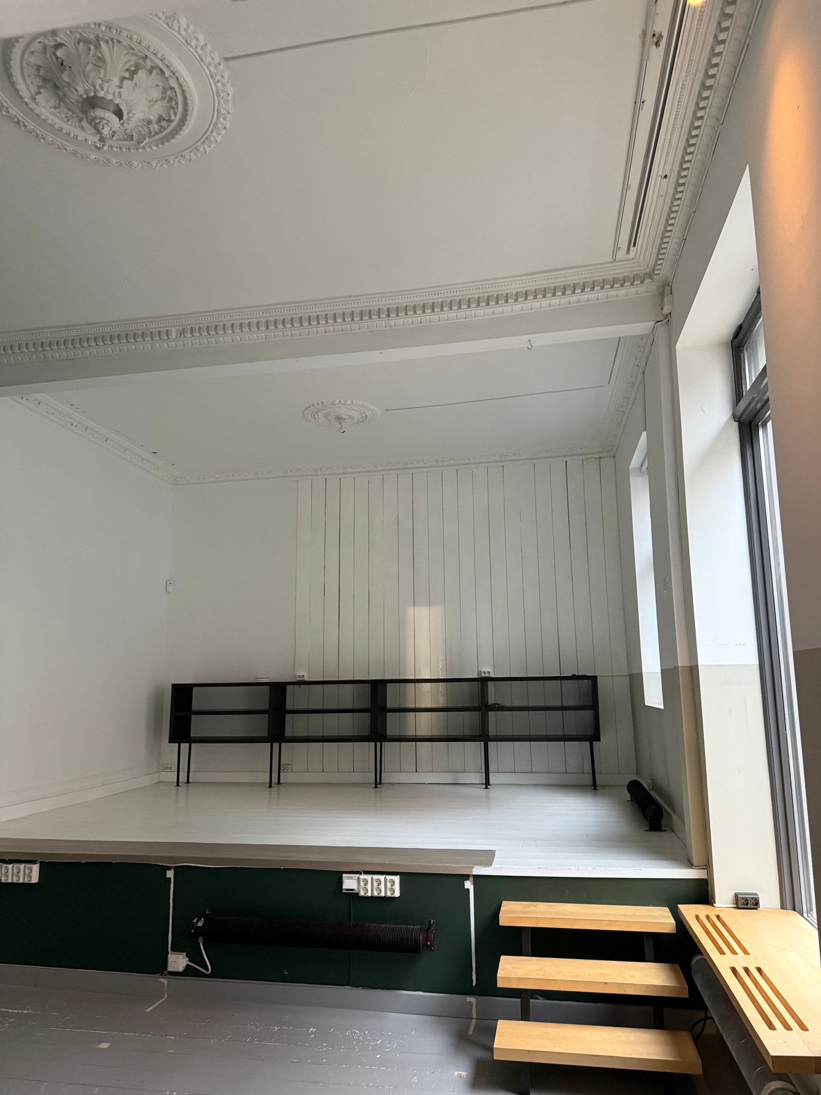 Flotte stukkaturer og rosetter i dette rommet. Lokalet er nå under oppussing. Galleribilde