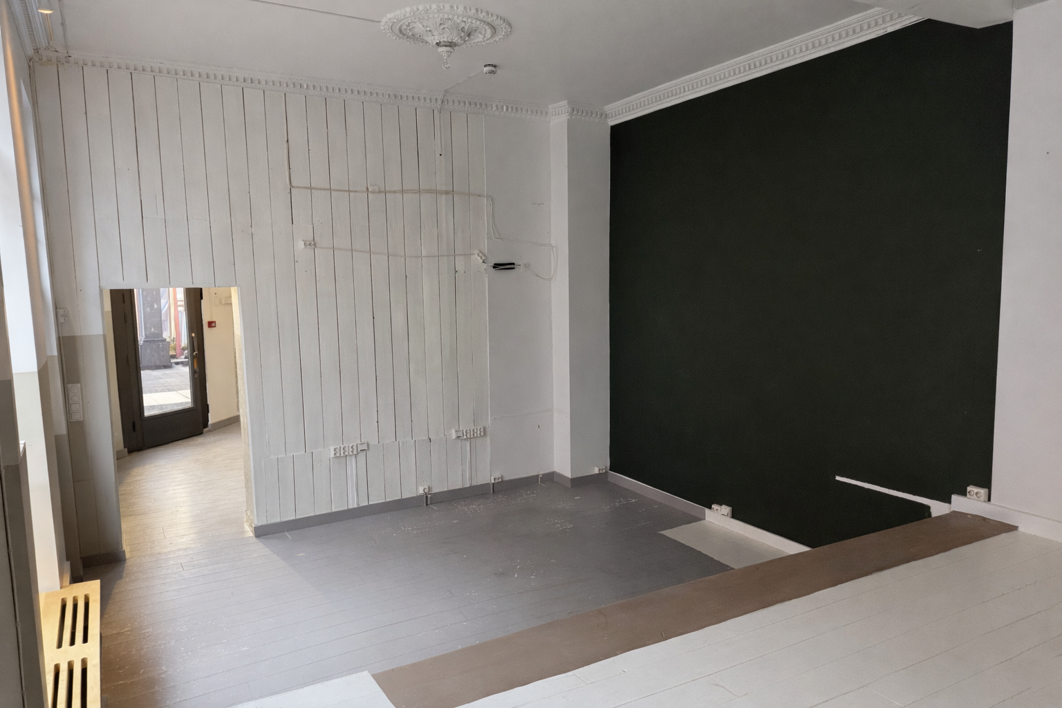 To nivåer i dette rommet og god takhøyde. Lokalet er nå under oppussing. Galleribilde
