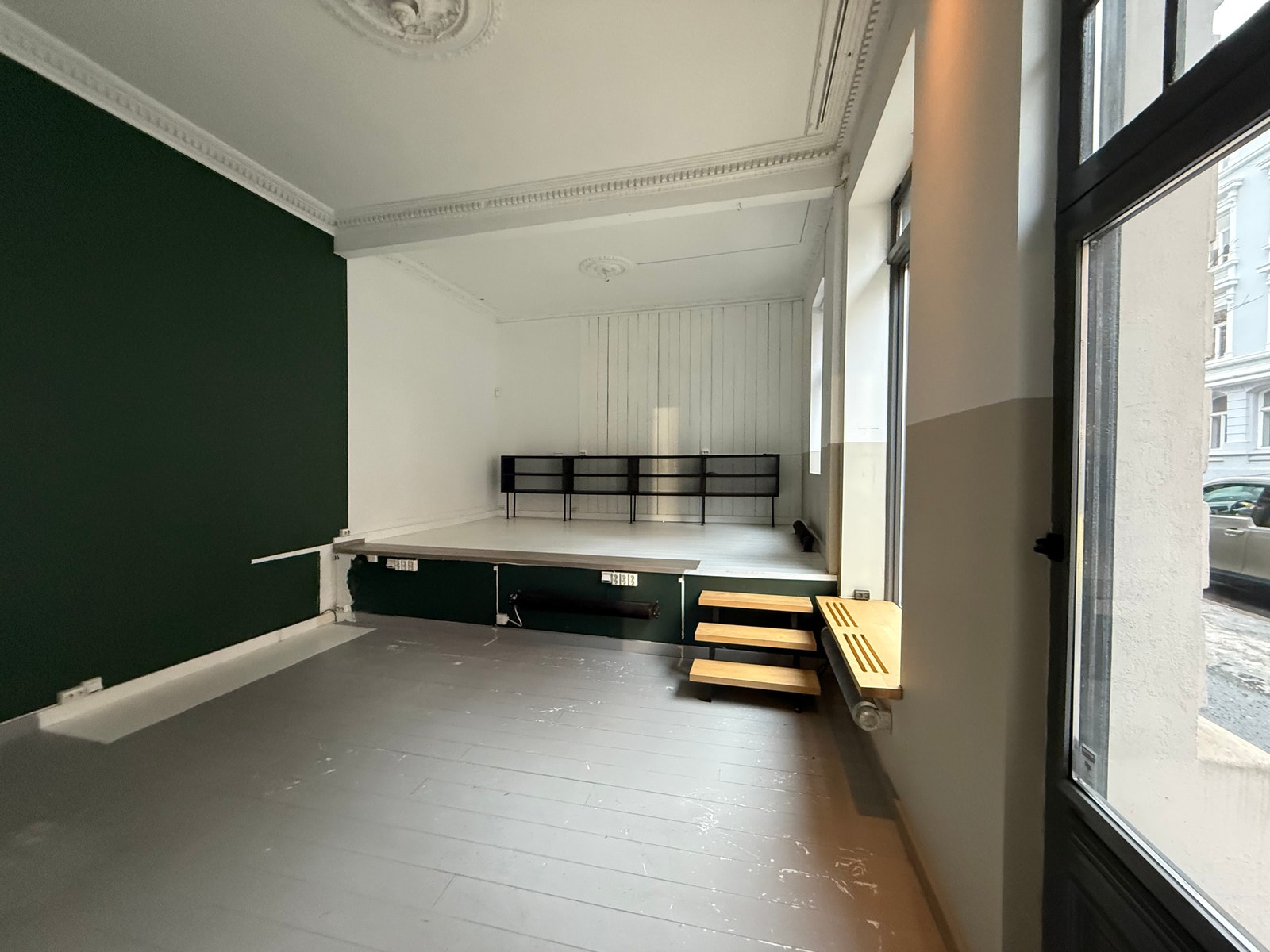 Åpent og lyst rom på innsiden av det første rommet i lokalet. Lokalet er nå under oppussing. Galleribilde