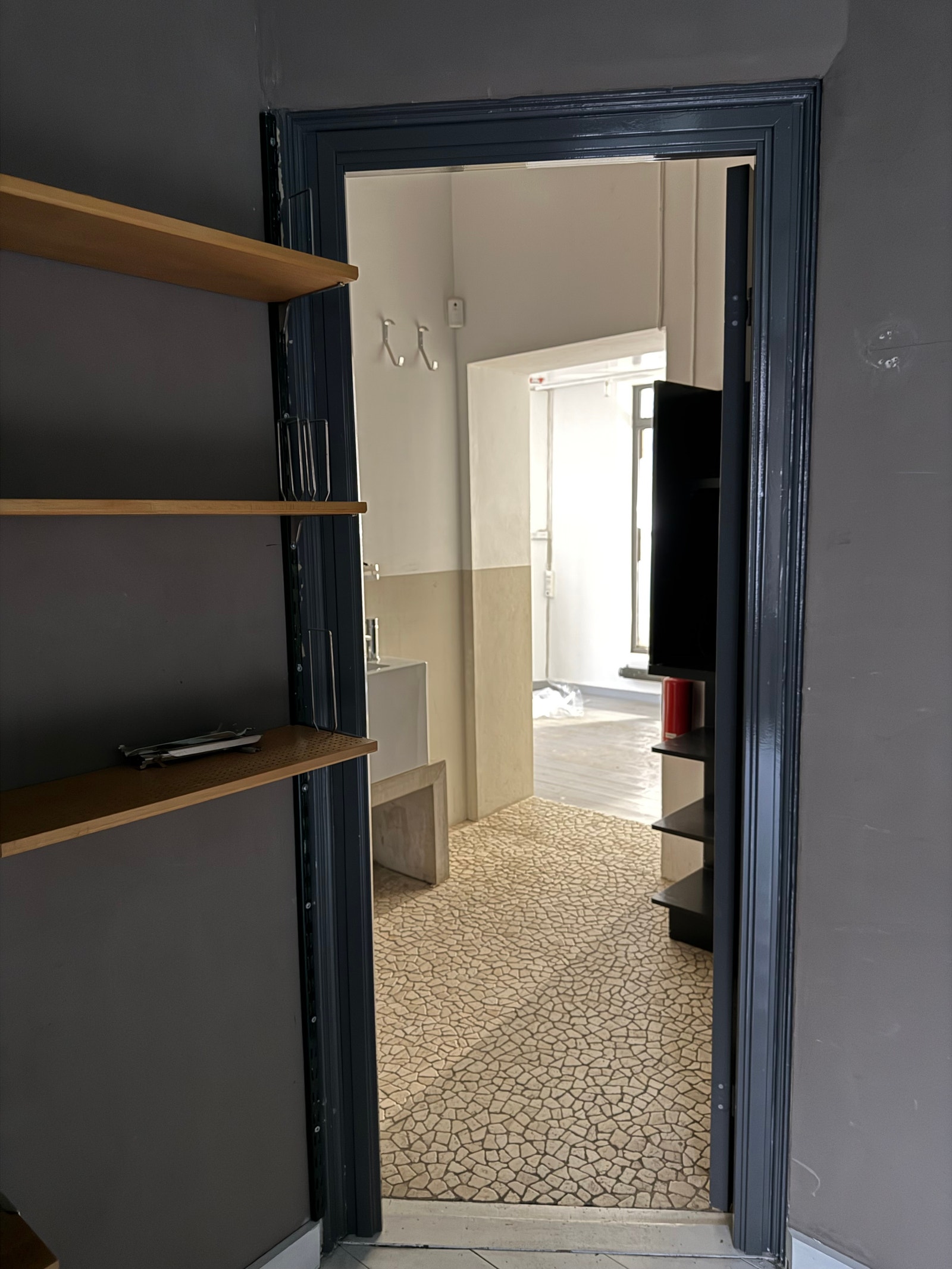 Utgang til resten av lokalet. Galleribilde
