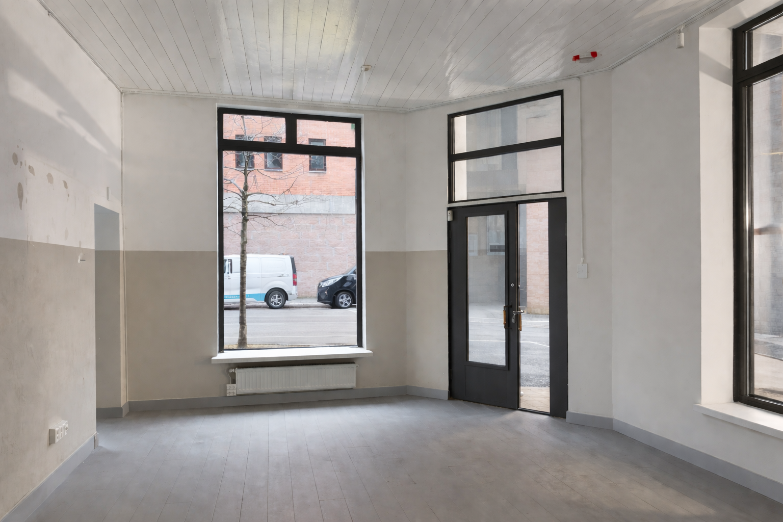 Lokalet har god eksponering via store vinduer mot både Frydenlundgata og Krafts gate. Lokalet er nå under oppussing. Galleribilde