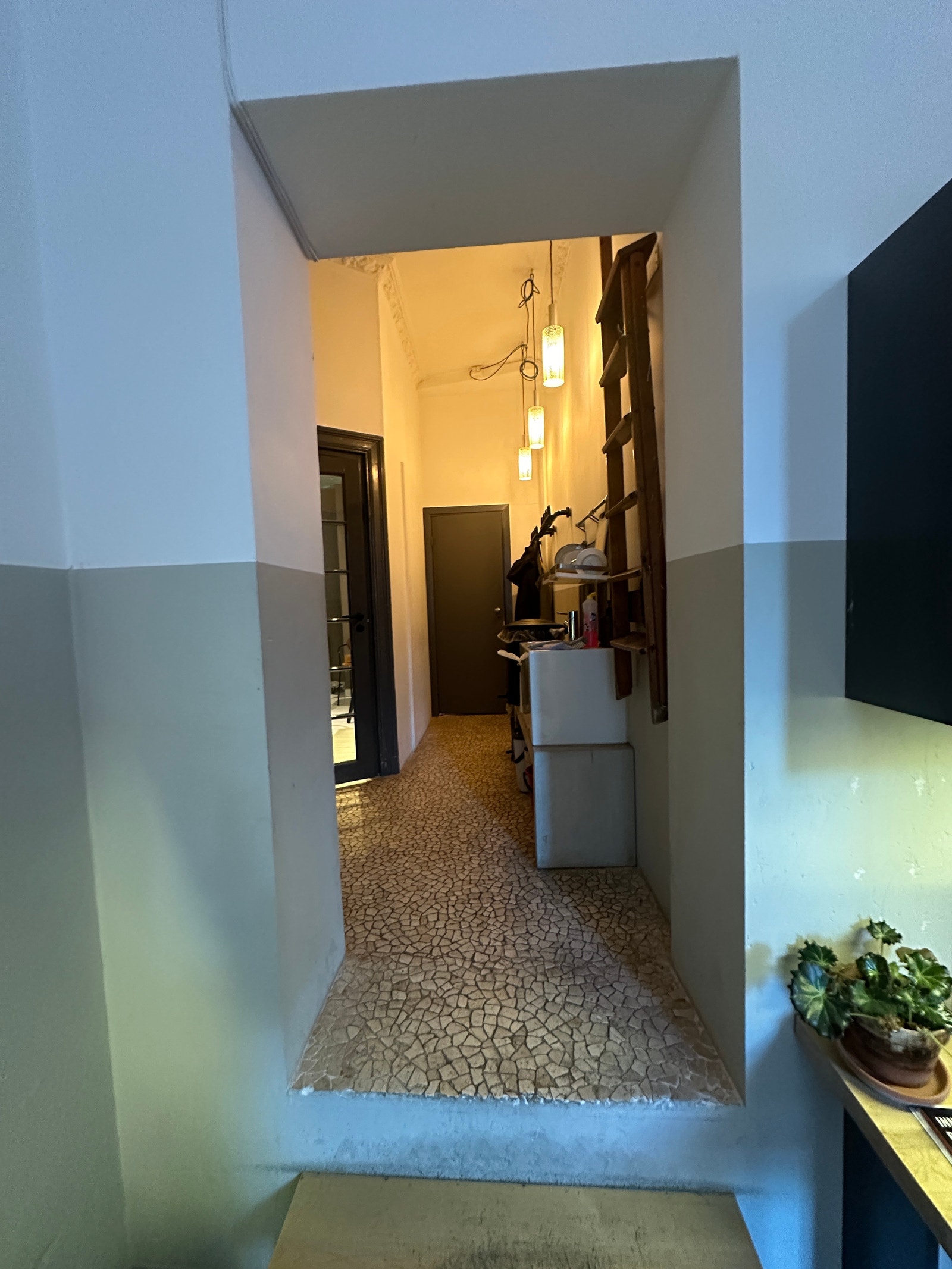 Tidligere innredning av gangen utenfor kontoret. Galleribilde