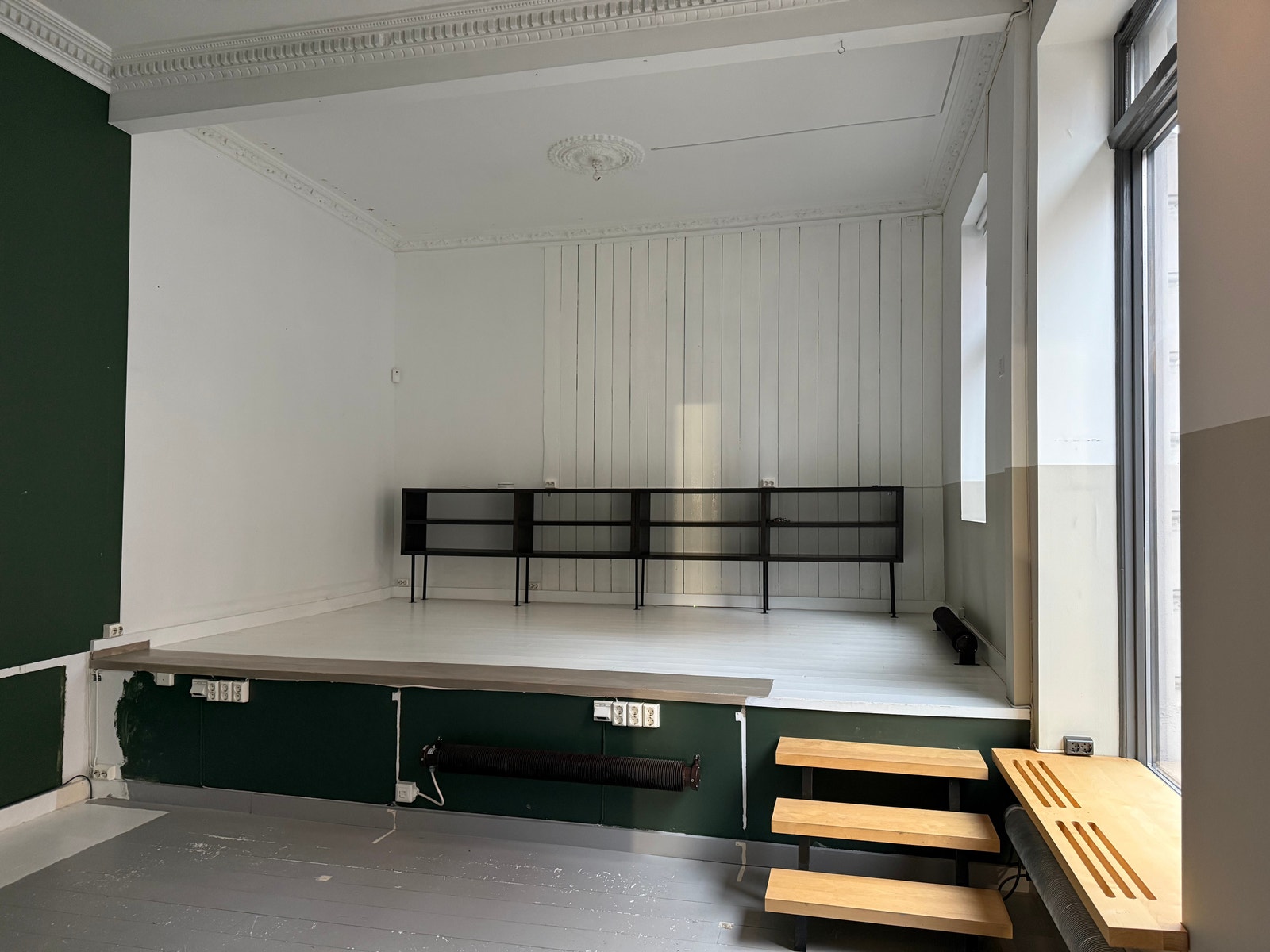 Mye lys via flere vinduer. Lokalet er nå under oppussing. Galleribilde
