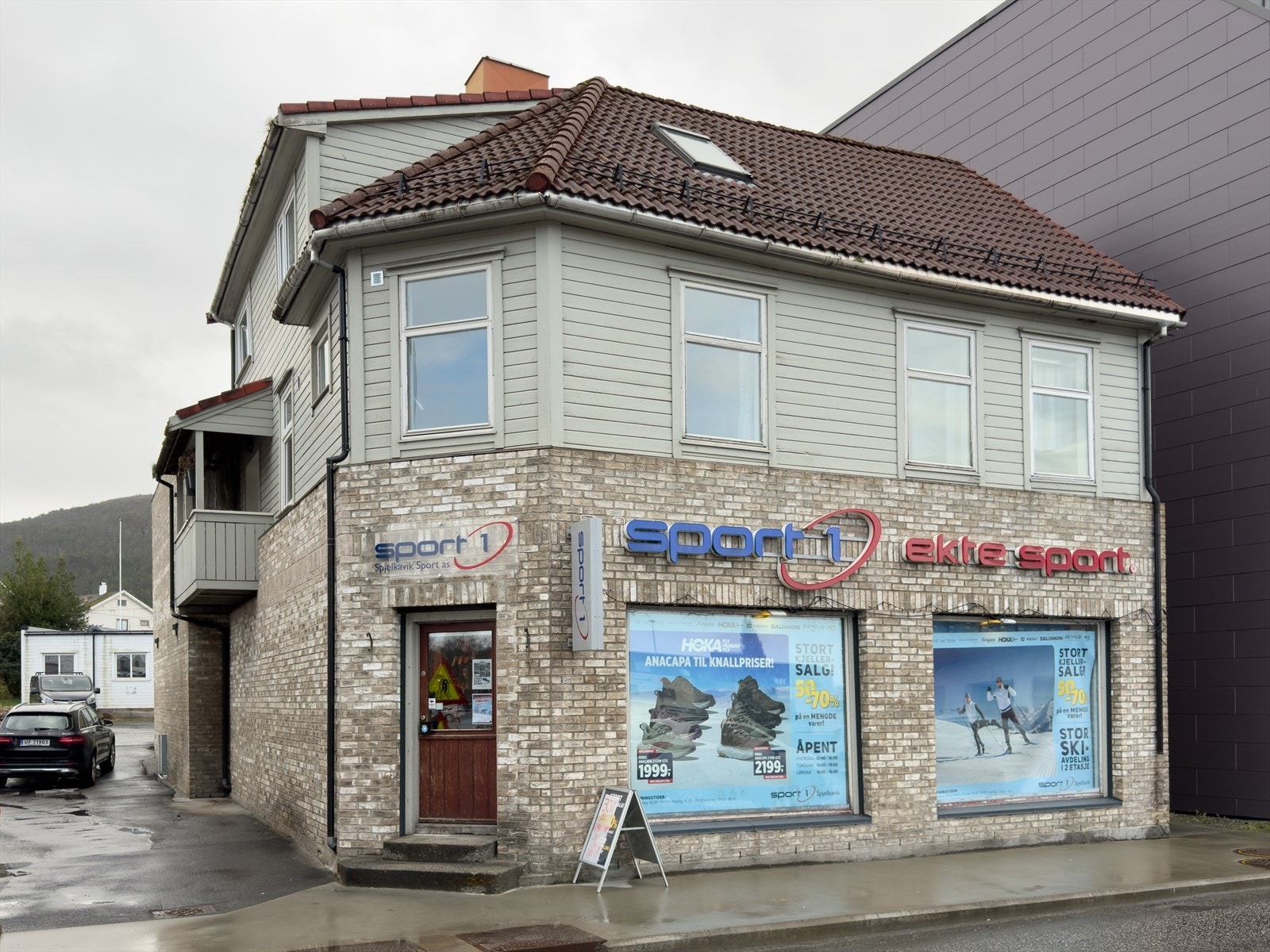 Fasade mot hovedvegen. Galleribilde