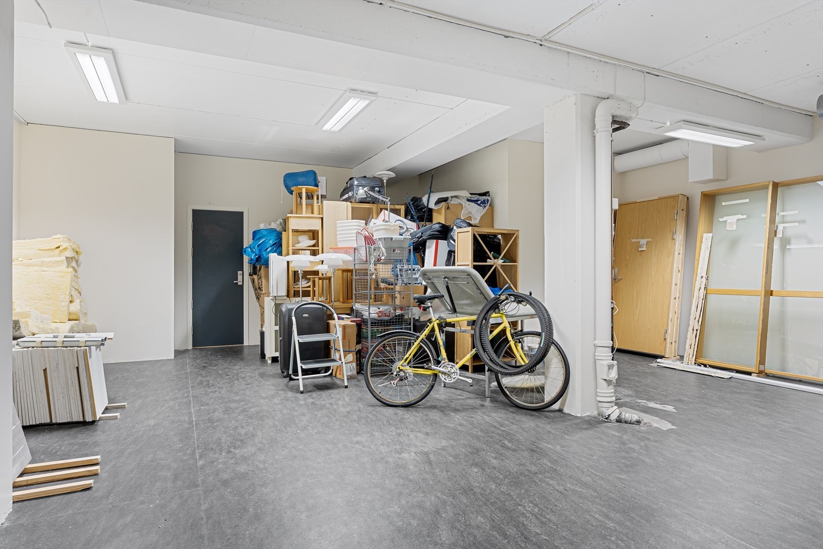 Lager / arkivrom. Galleribilde