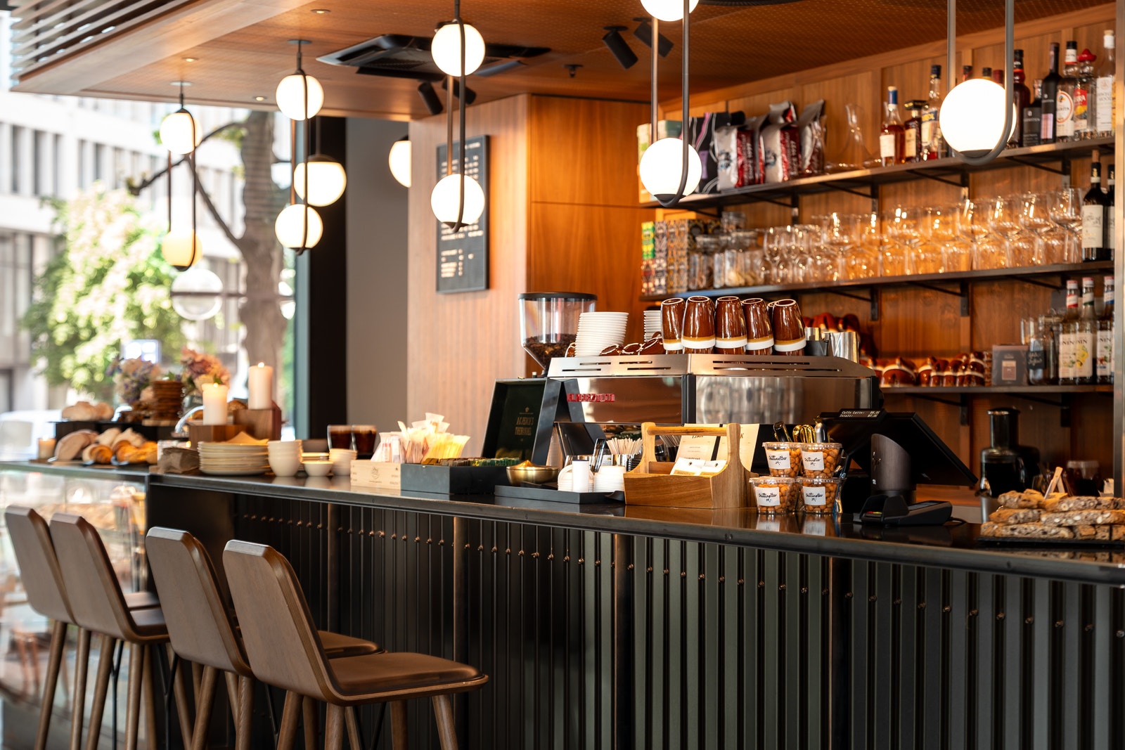 Byggets lunsjrestaurant og kaffebar, Haakon. Godt egnet for event på kveldstid. Galleribilde