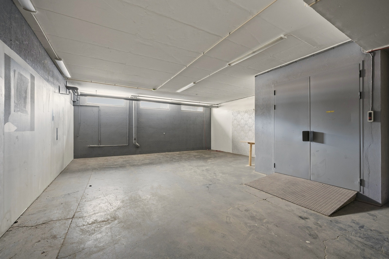 Lager 1 på 125 m2 BTA med ca. tre meters takhøyde. Enkel tilkomst. Galleribilde