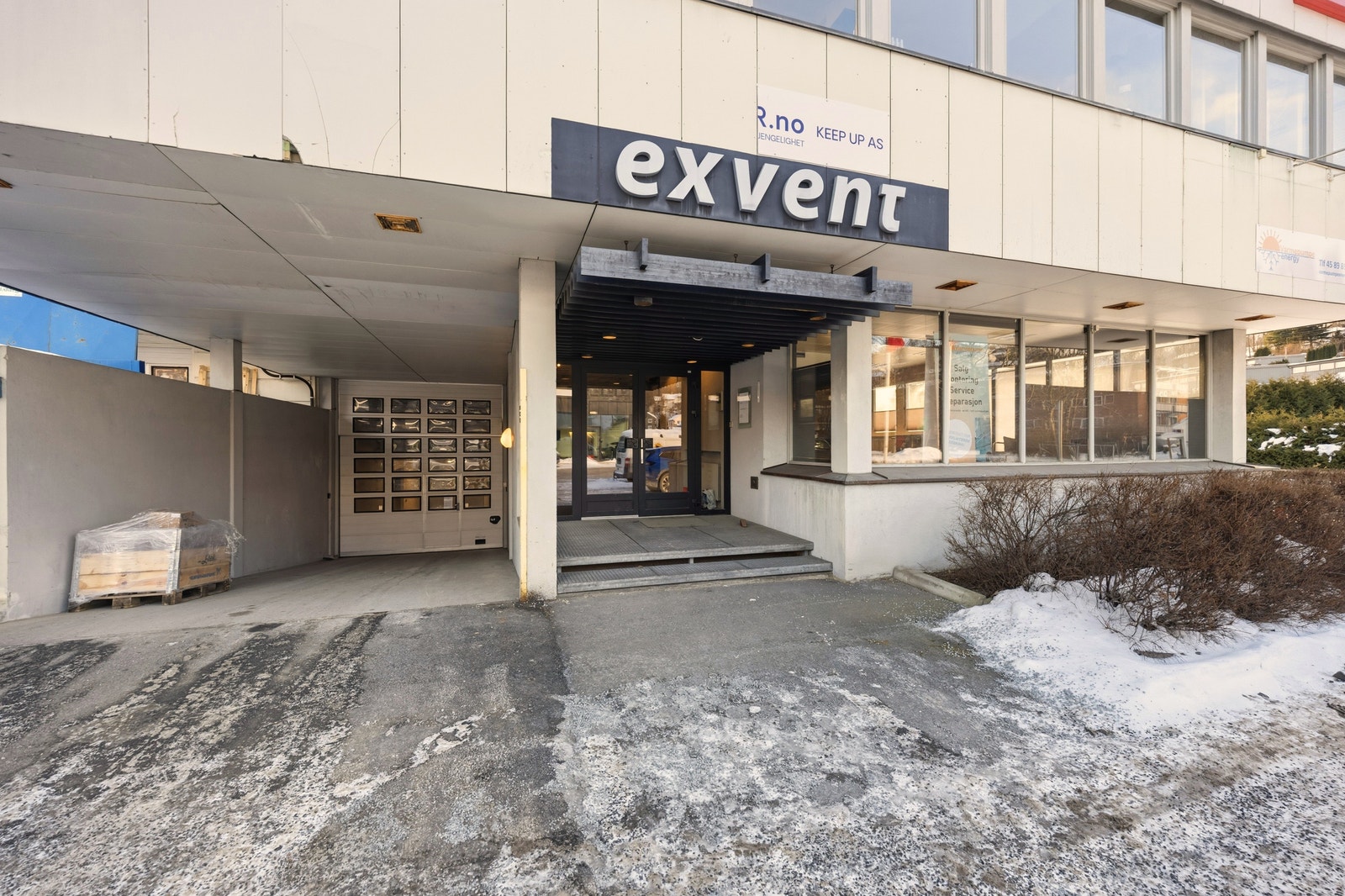 Inngang til kontorlokalene + port. Intern trapp fra kontorlokaler i første og andre etasje til lagerarealene. Galleribilde