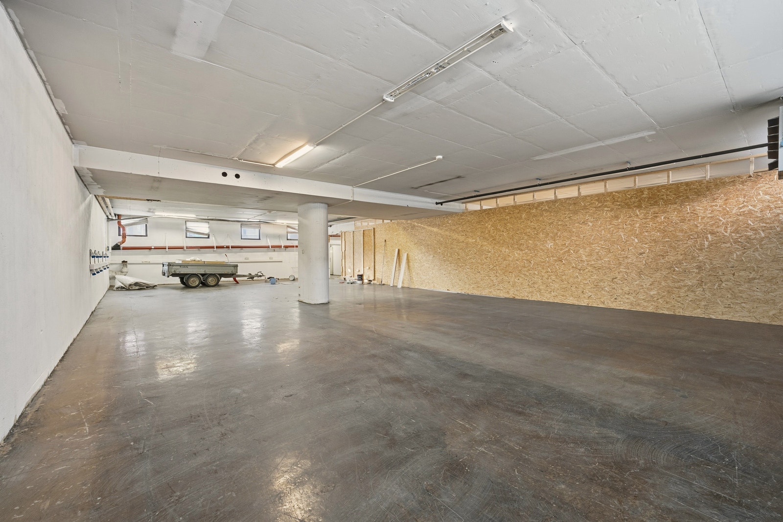 Lager 2 på 205 m2 BTA med ca. tre meters takhøyde. Enkel tilkomst. Galleribilde