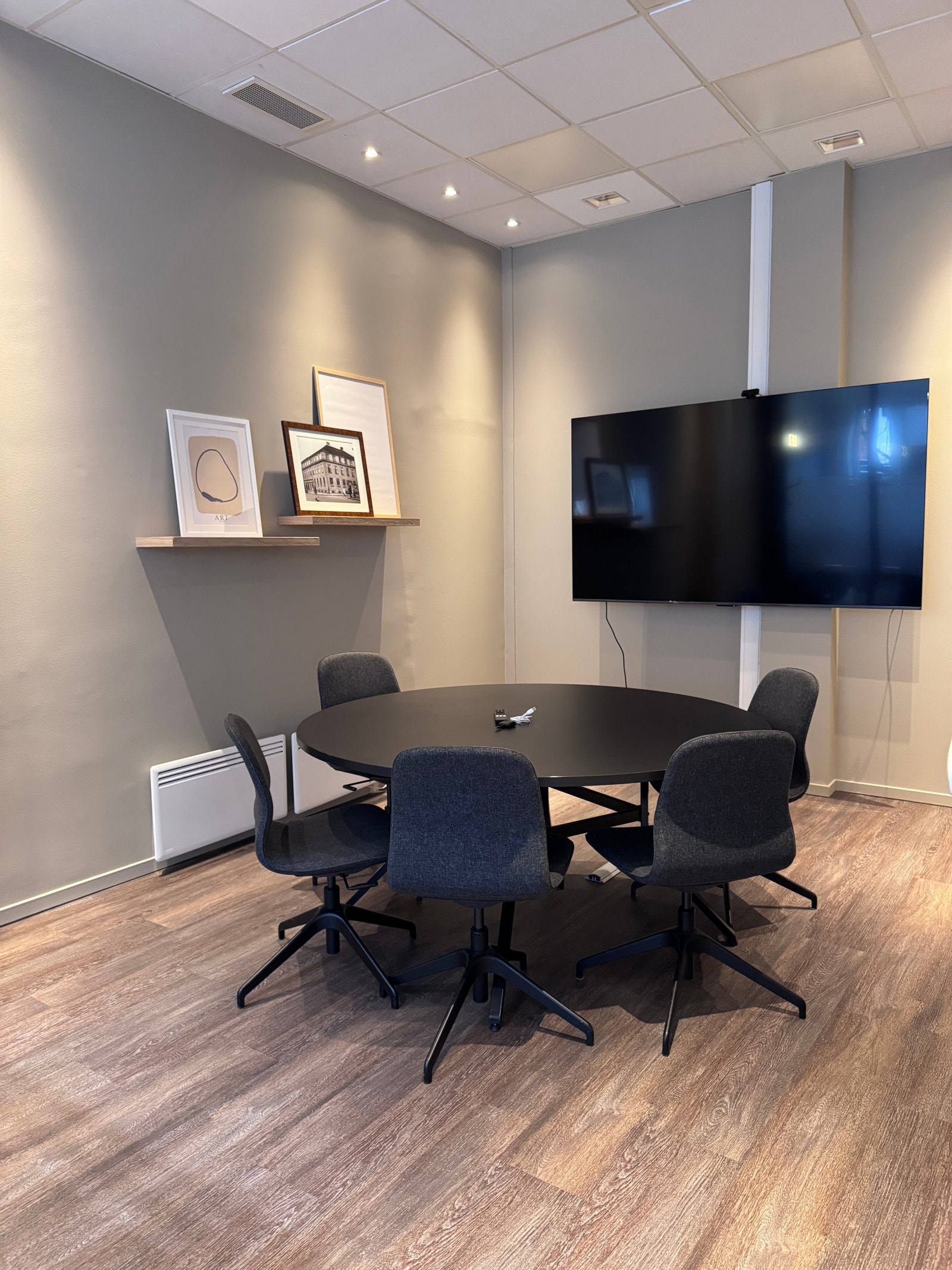 Møterom med TV og Av utstyr Galleribilde