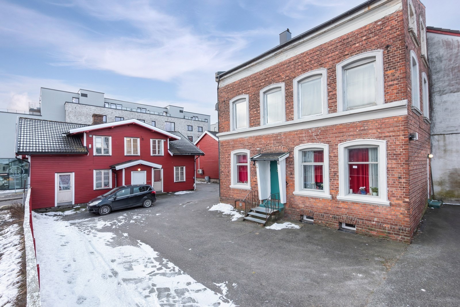 Plass til biloppstillingsplasser i gårdsrom. Galleribilde