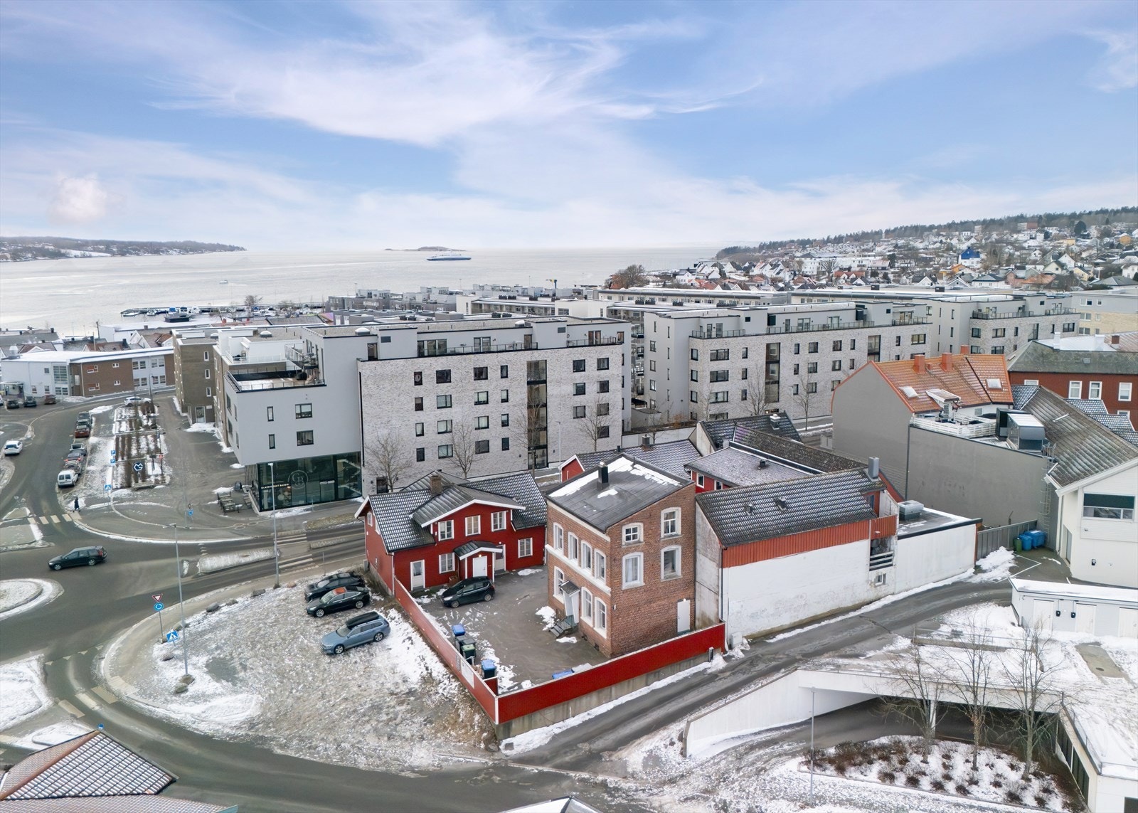 Eiendommen består av fire bygninger (tre kjedet), samt delvis inngjerdet gårdsrom. Galleribilde