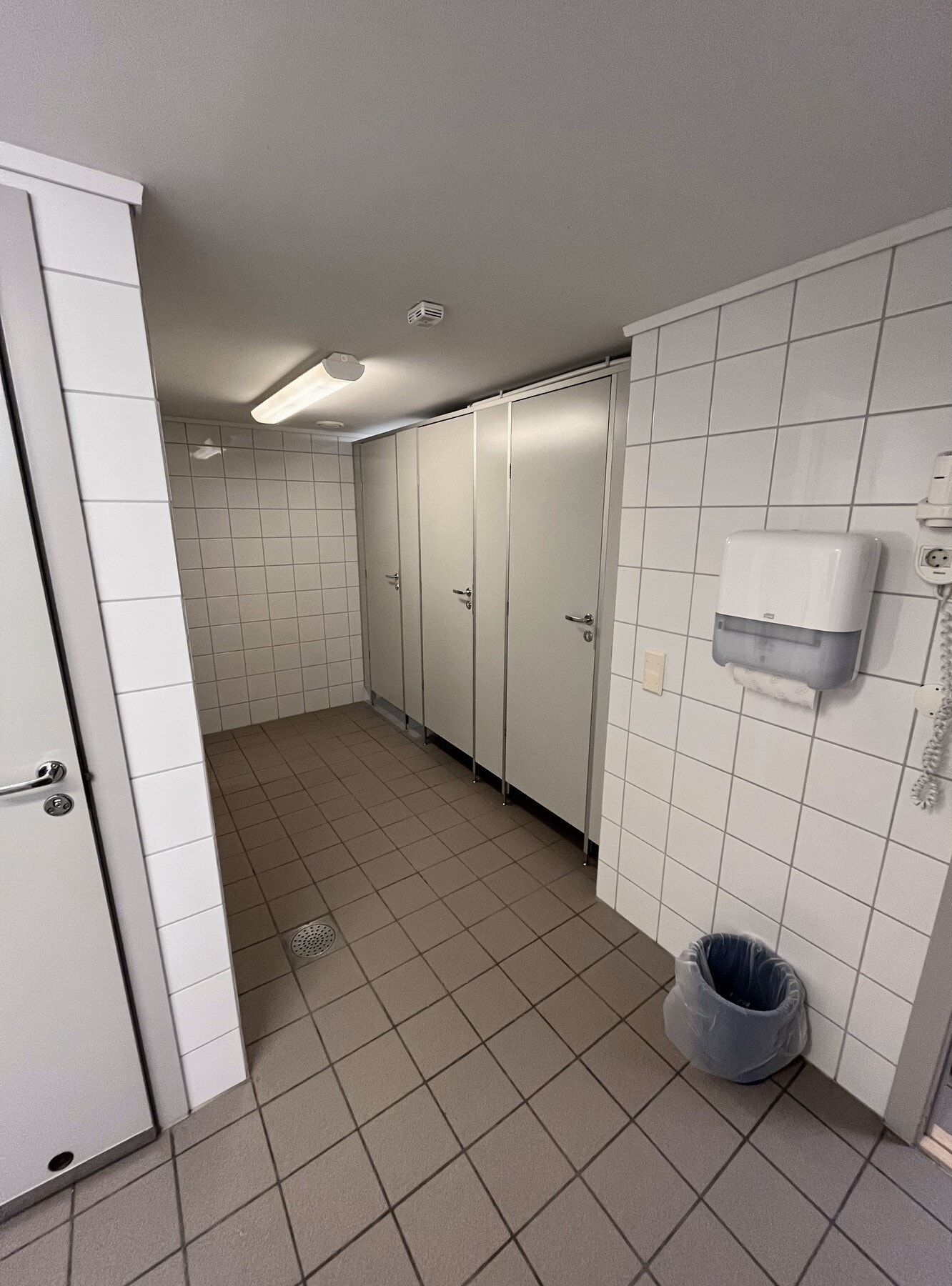 Sanitæranlegg med toaletter, dusj og vaskemaskin Galleribilde