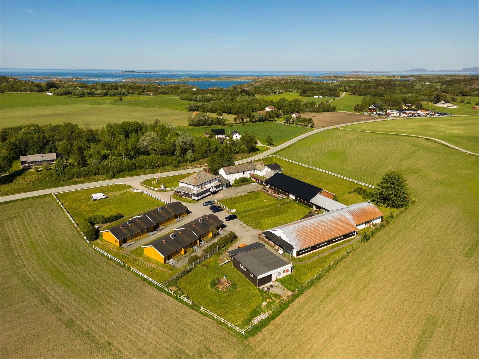 Omkranset av åkrer og skogteiger er det godt med plass rundt hele anlegget, og området betegnes av et åpent, flott og frodig kystlandskap. Galleribilde