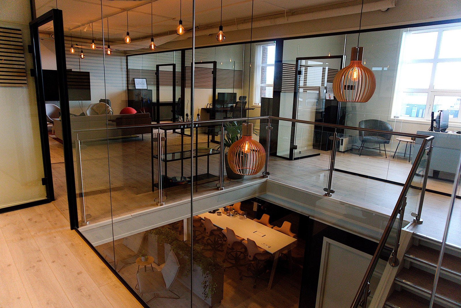 6 celle/glass kontorer i 2. etg. hvor det fint er plass til to arbeidsplasser i hvert kontor hvis nødvendig Galleribilde