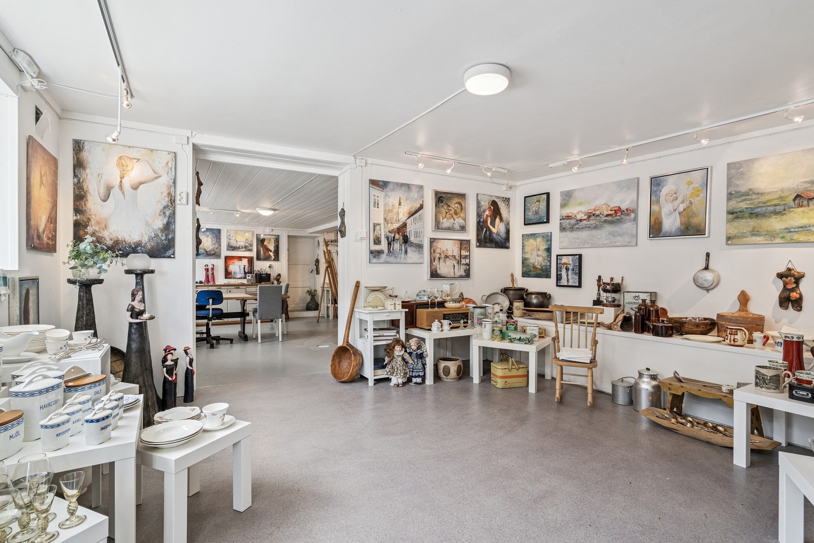 Sokkeletasjen består av næringslokale. Galleribilde