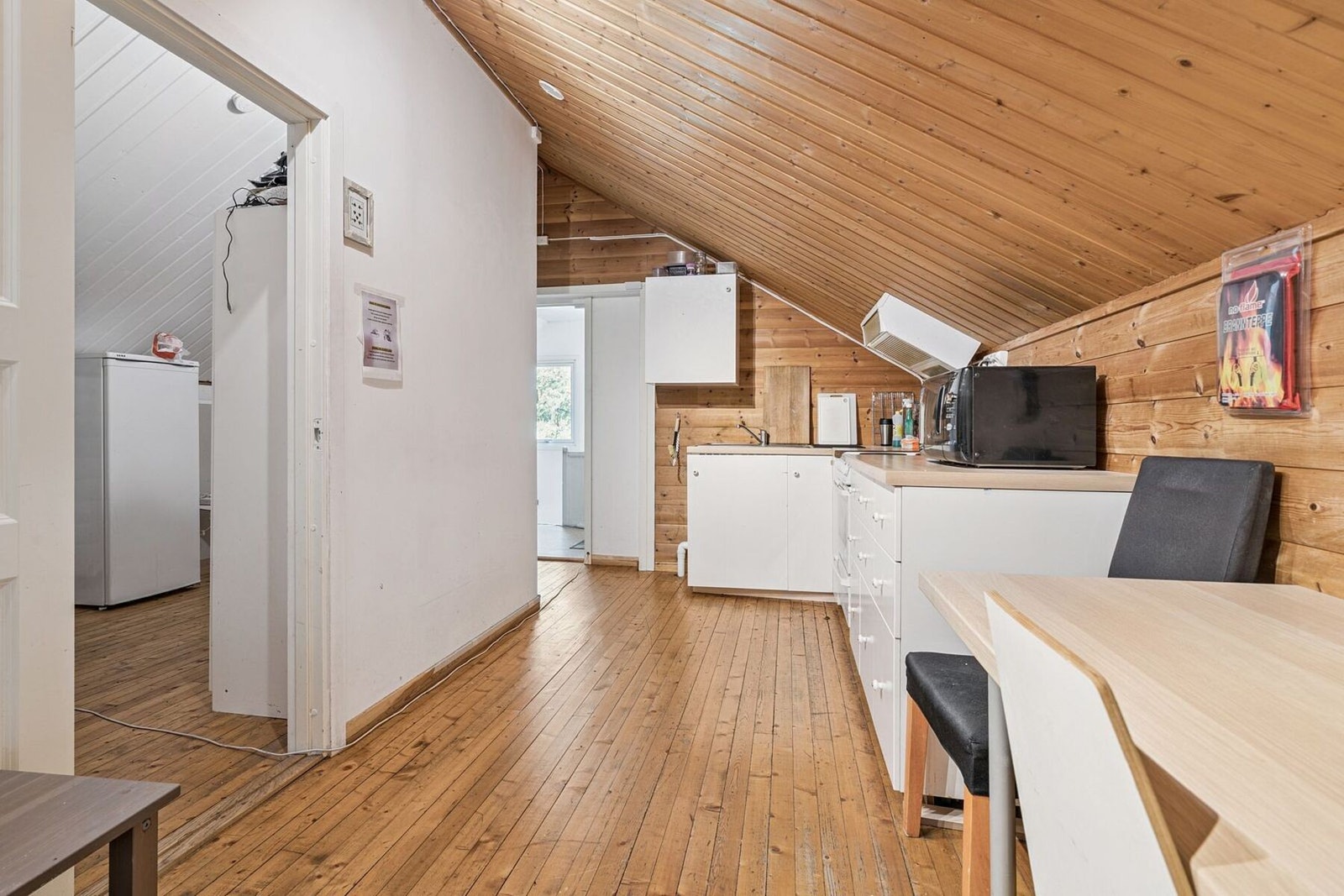 Huset har også en romslig loftetasje som i dag inneholder kjøkken, bod og fire hybelrom. Galleribilde