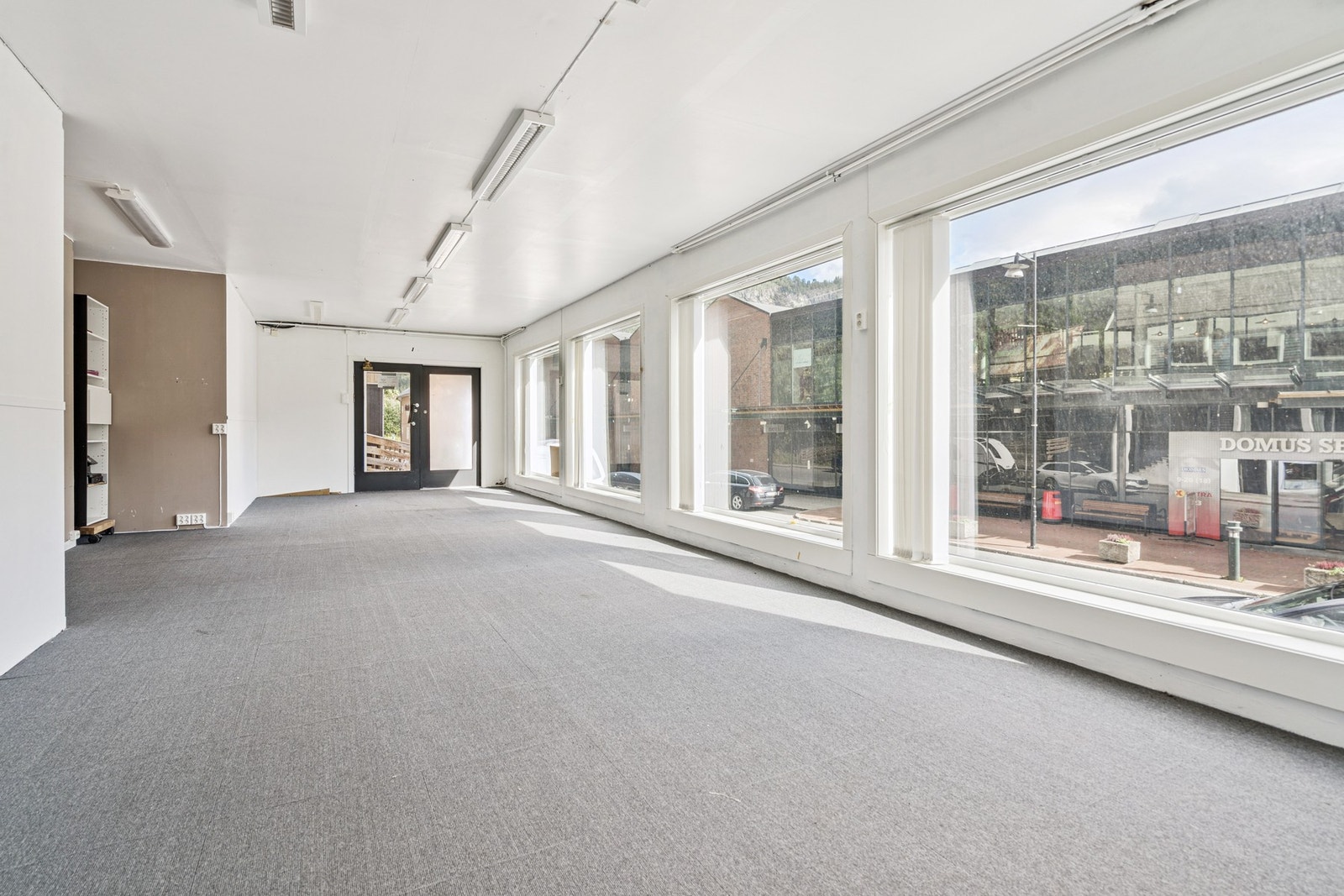 1. etasje består av nærings/butikklokale og 2 hybler. Galleribilde