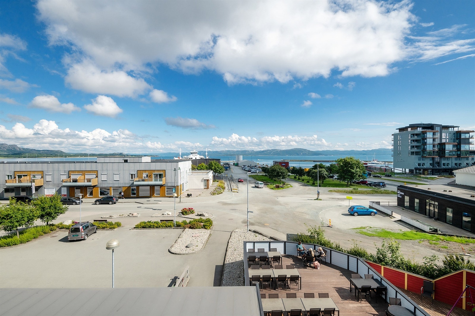 Brekstad er en by i vekst, og har både et levende handelssenter og et aktivt kunst- og kulturmiljø. Galleribilde