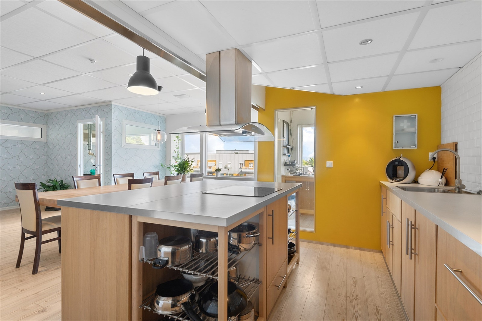 Lyse og trivelige felleslokaler med mange bruksmuligheter. Galleribilde