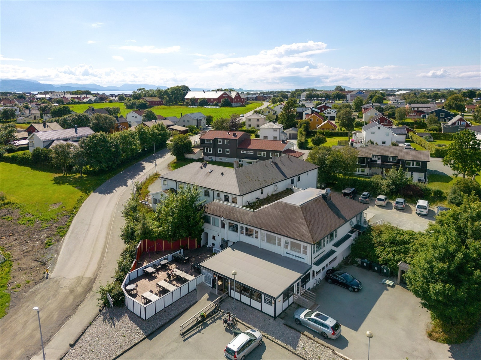 Del av innholdsrikt næringslokale med 1 av 21 seksjoner til salgs. Galleribilde