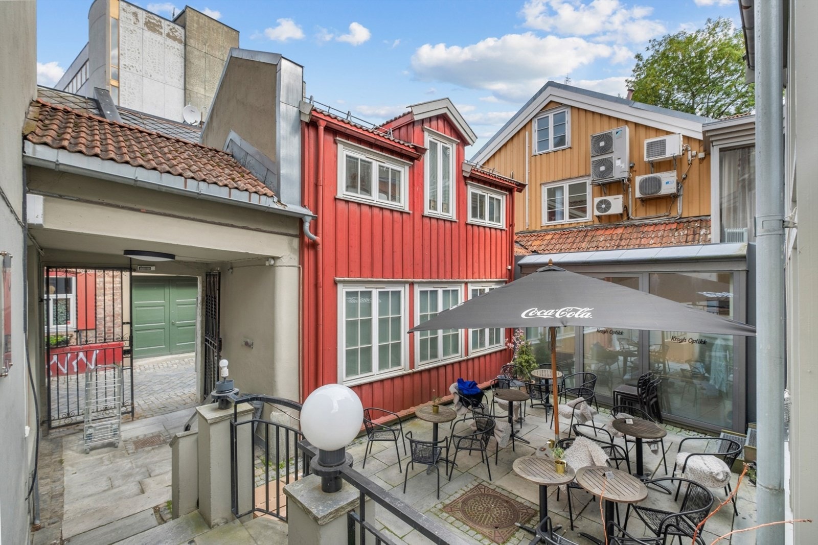 Sommerservering i bakgård. Galleribilde
